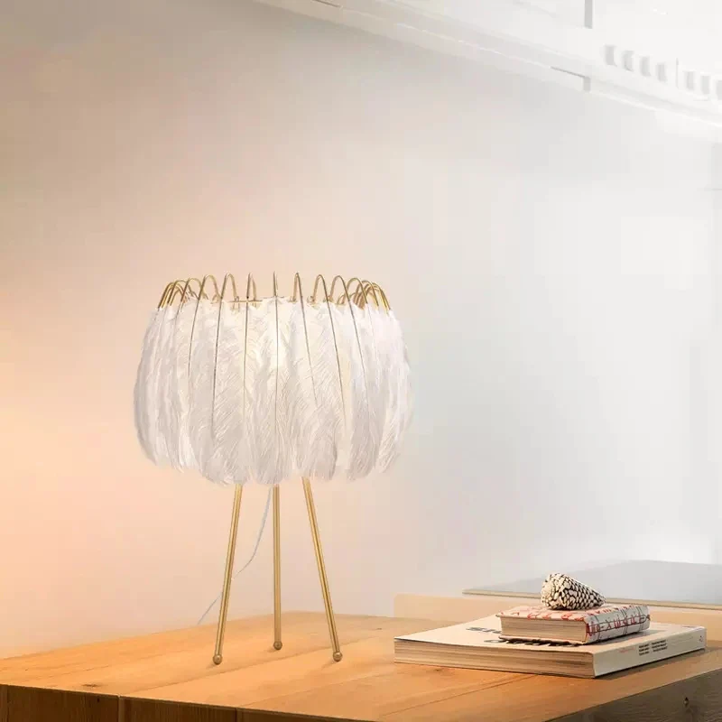 Tischlampe Weiß-Gold mit zartem Look und einzigartiger Form – Plumea