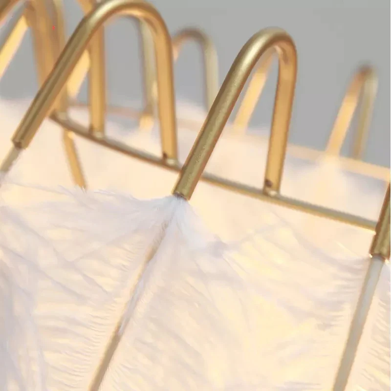 Tischlampe Weiß-Gold mit zartem Look und einzigartiger Form – Plumea