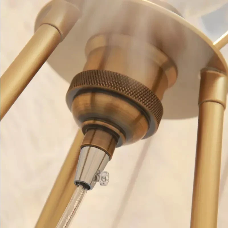 Tischlampe Weiß-Gold mit zartem Look und einzigartiger Form – Plumea