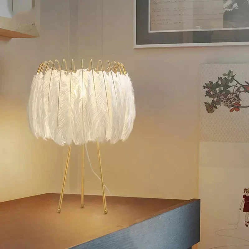 Tischlampe Weiß-Gold mit zartem Look und einzigartiger Form – Plumea