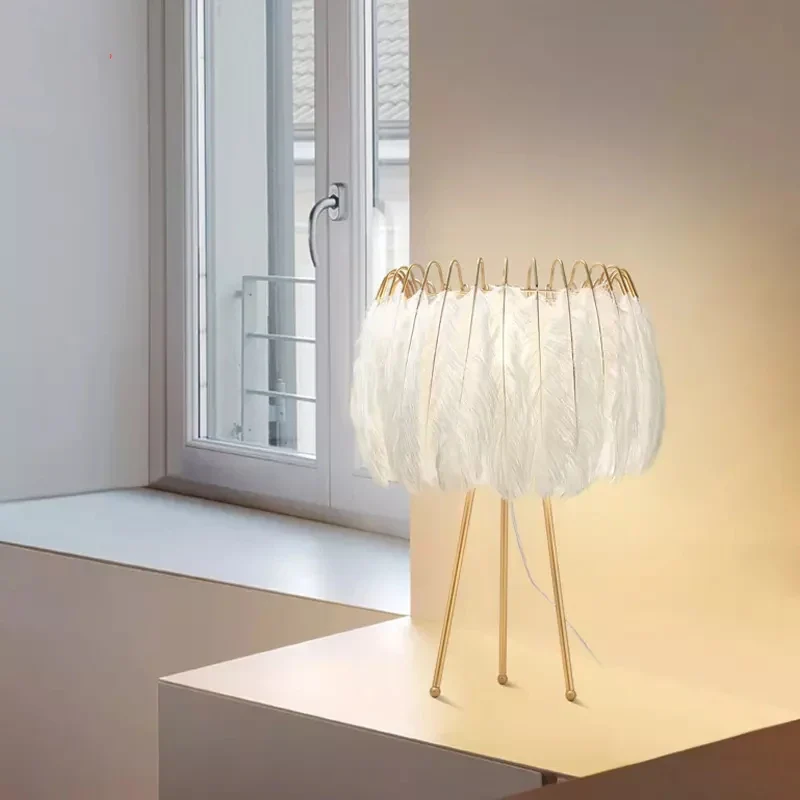 Tischlampe Weiß-Gold mit zartem Look und einzigartiger Form – Plumea