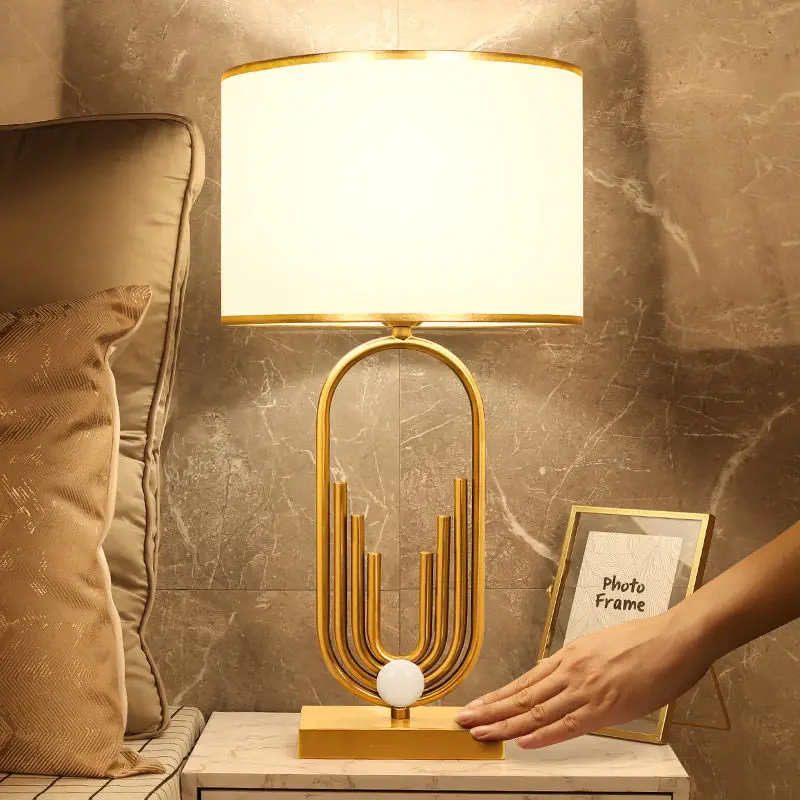 Elegante Lampe mit sanftem, strahlendem Design – Raynova