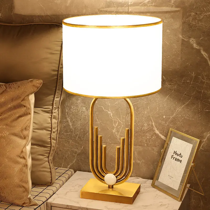Elegante Lampe mit sanftem, strahlendem Design – Raynova