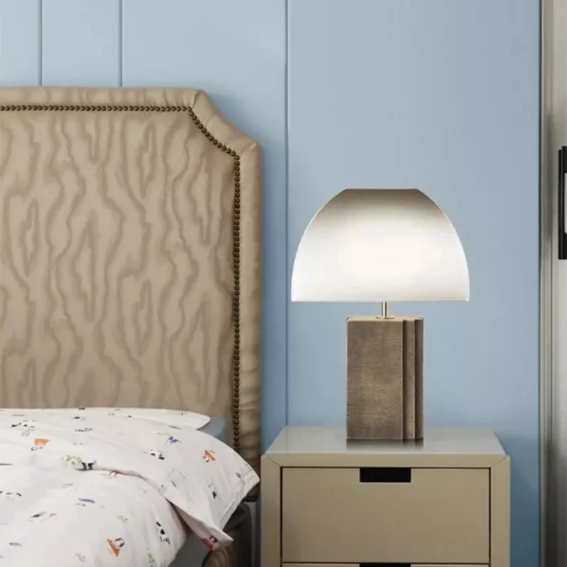 Dimmbare Nachttischlampe Zeitgenössisch Luxus-Finish und Edle Materialien – Luma
