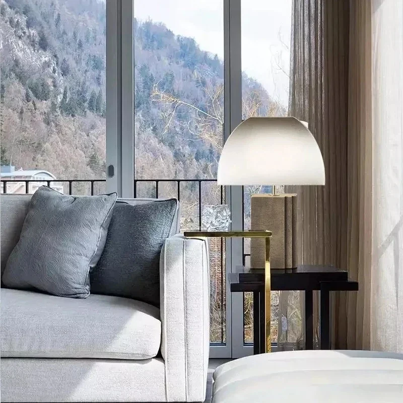 Dimmbare Nachttischlampe Zeitgenössisch Luxus-Finish und Edle Materialien – Luma