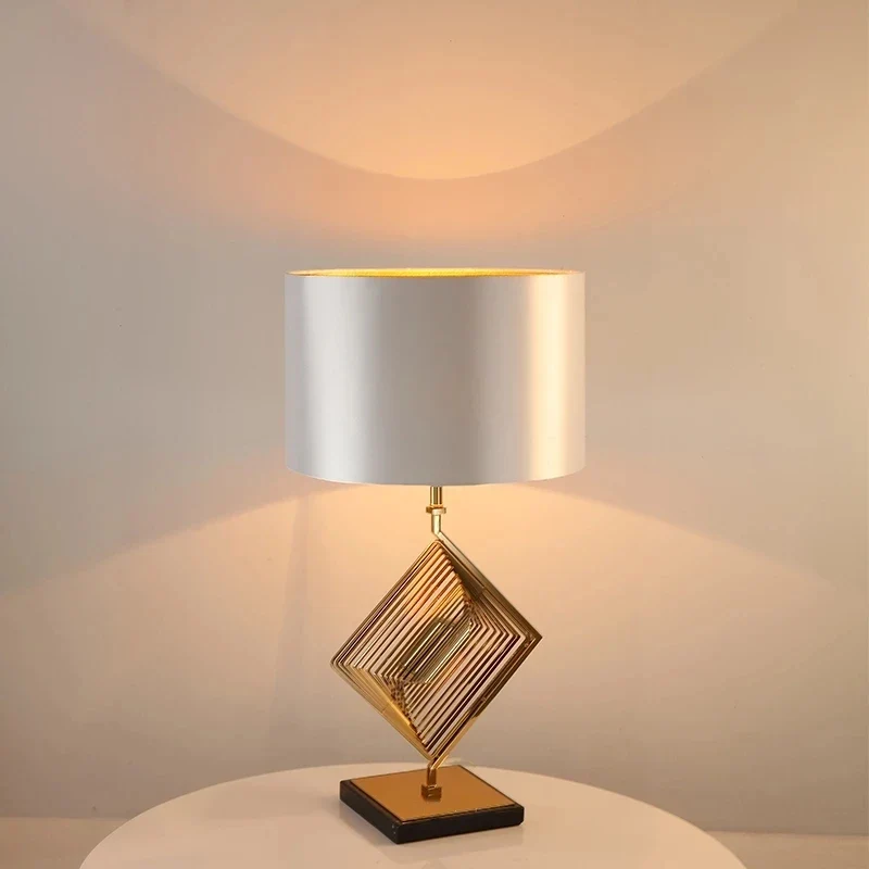 Design-Nachttischlampe mit anspruchsvollem Stil, prestigeträchtige Atmosphäre – Zirconis