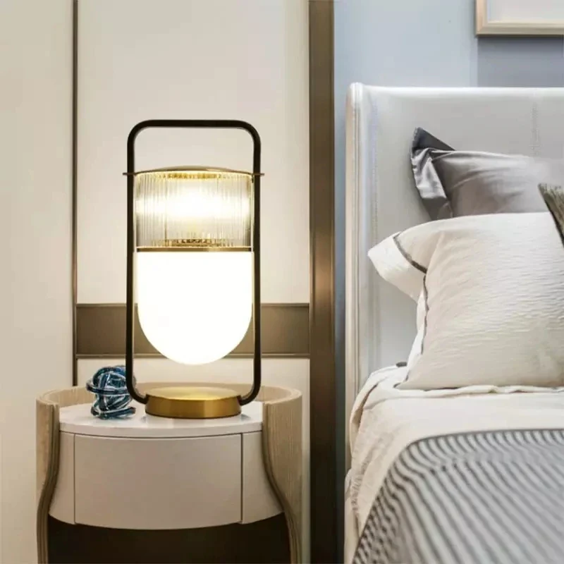 Skulpturale Nachttischlampe im zeitgenössischen Stil, inspiriert vom europäischen Design – Nébula