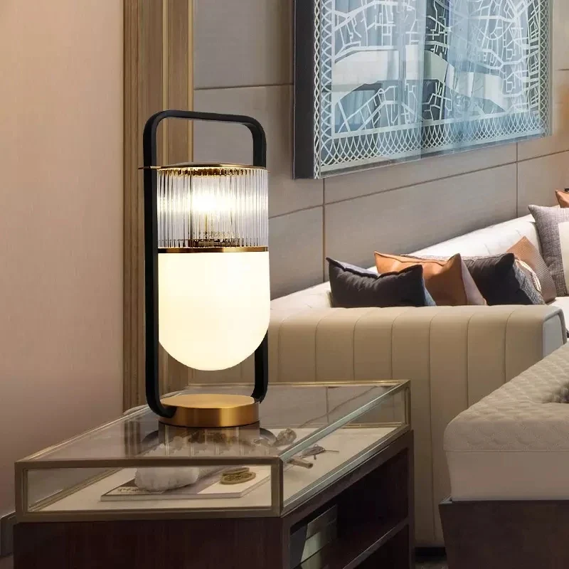 Skulpturale Nachttischlampe im zeitgenössischen Stil, inspiriert vom europäischen Design – Nébula