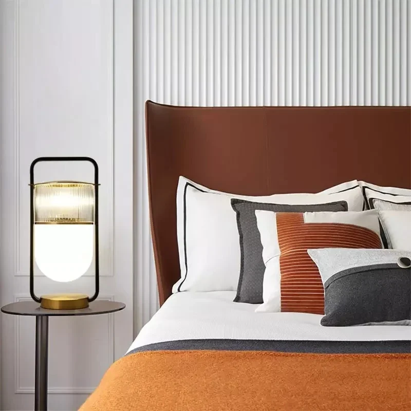 Skulpturale Nachttischlampe im zeitgenössischen Stil, inspiriert vom europäischen Design – Nébula