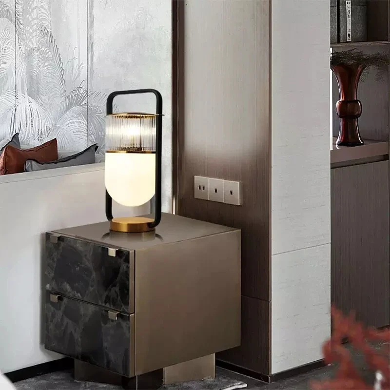 Skulpturale Nachttischlampe im zeitgenössischen Stil, inspiriert vom europäischen Design – Nébula