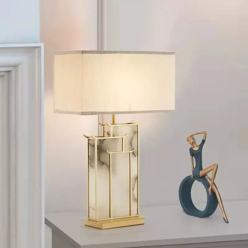 Elegante Lampe mit einstellbarem Licht für stilvolles Interieur – Zéria