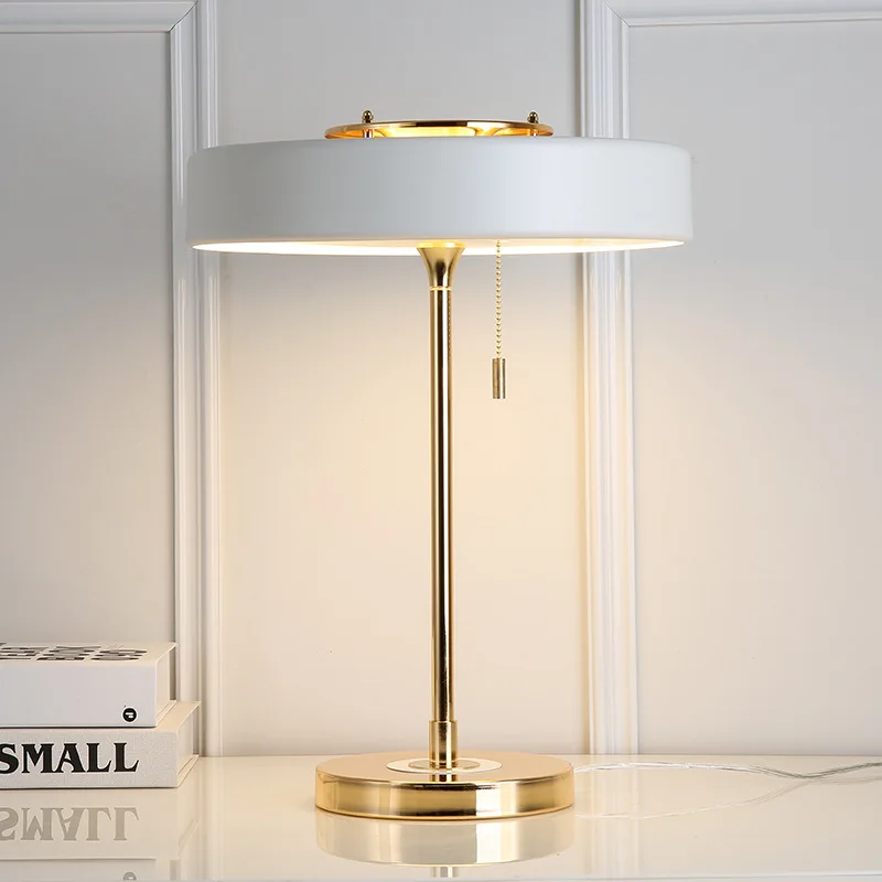 Handgefertigte Skulpturale Premium-Nachttischlampe – Zephyr