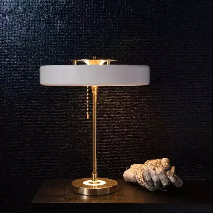 Handgefertigte Skulpturale Premium-Nachttischlampe – Zephyr
