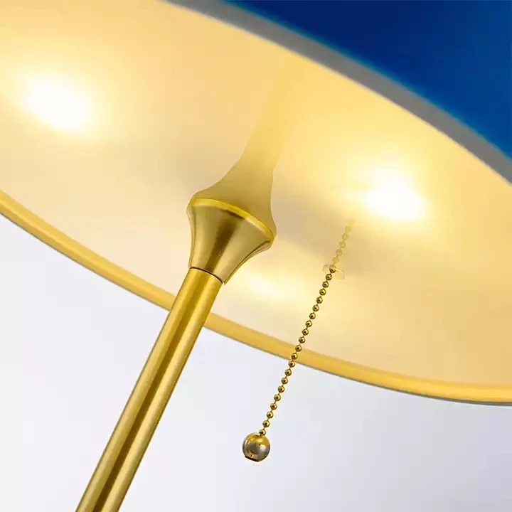 Handgefertigte Skulpturale Premium-Nachttischlampe – Zephyr