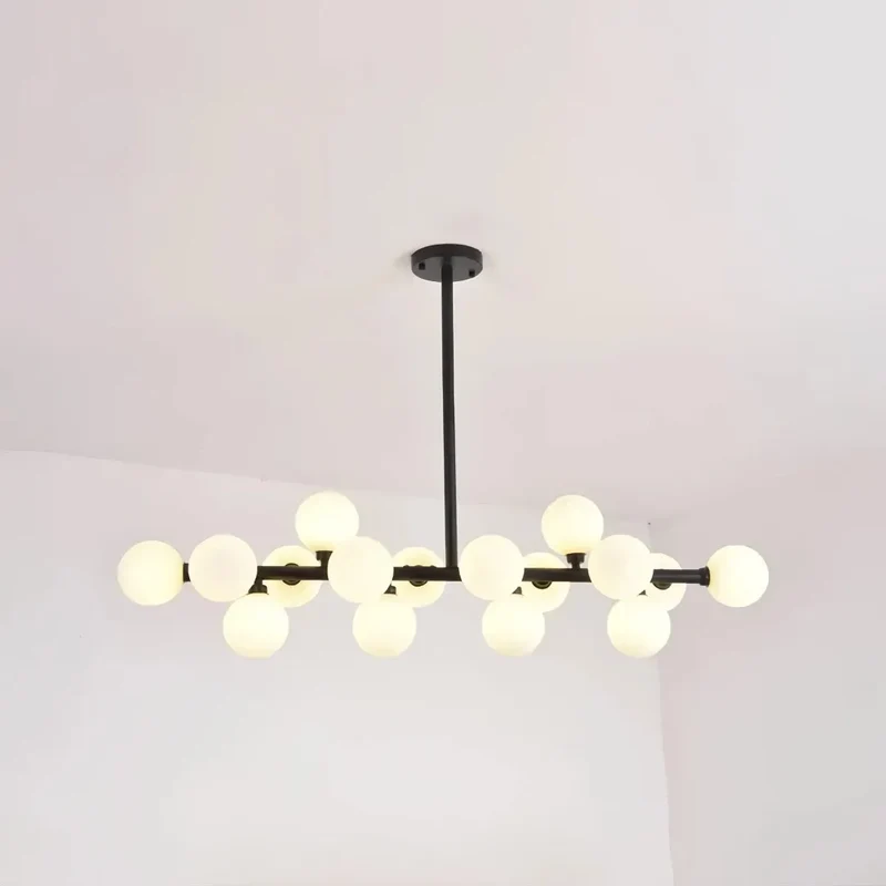 Moderner Kronleuchter mit Opalglas-Kugeln für den Esstisch