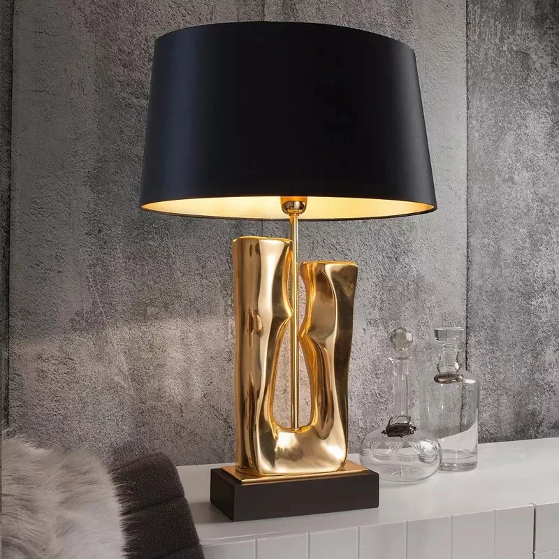 Stellan Lampe – Visueller Komfort in Gold & Schwarz – Elegante und skulpturale Ausführung