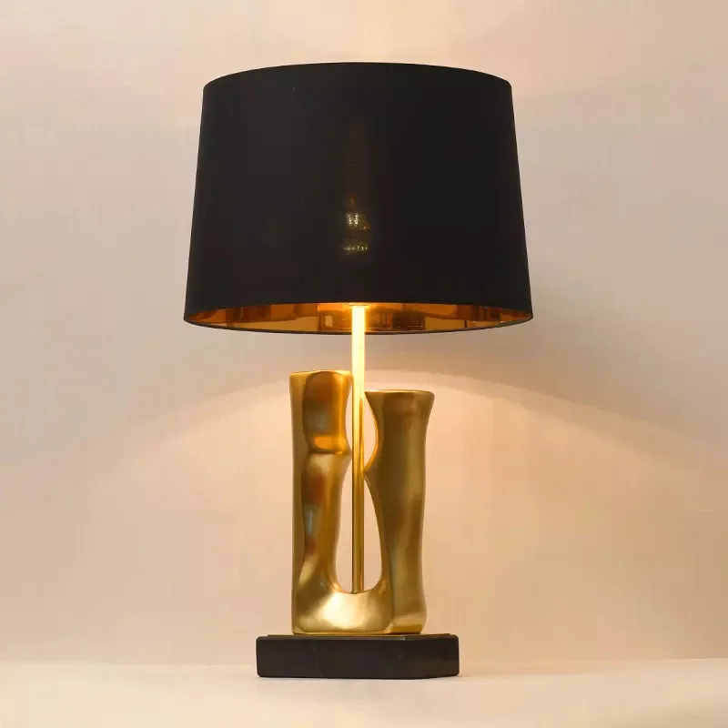 Stellan Lampe – Visueller Komfort in Gold & Schwarz – Elegante und skulpturale Ausführung