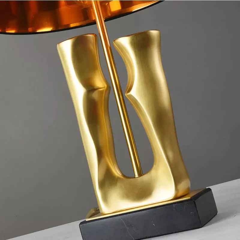 Stellan Lampe – Visueller Komfort in Gold & Schwarz – Elegante und skulpturale Ausführung