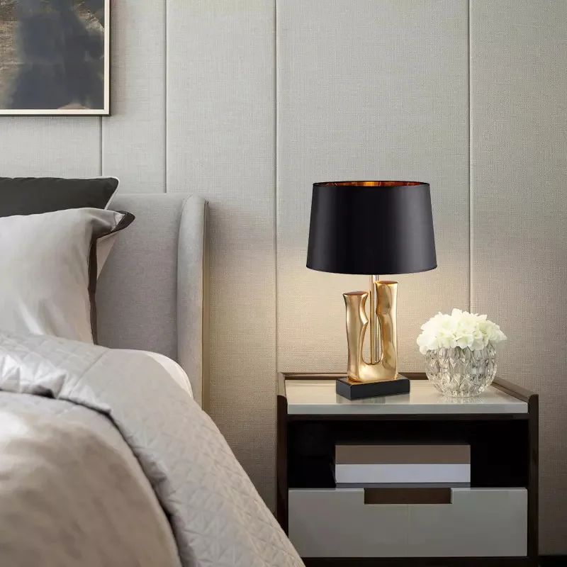Stellan Lampe – Visueller Komfort in Gold & Schwarz – Elegante und skulpturale Ausführung