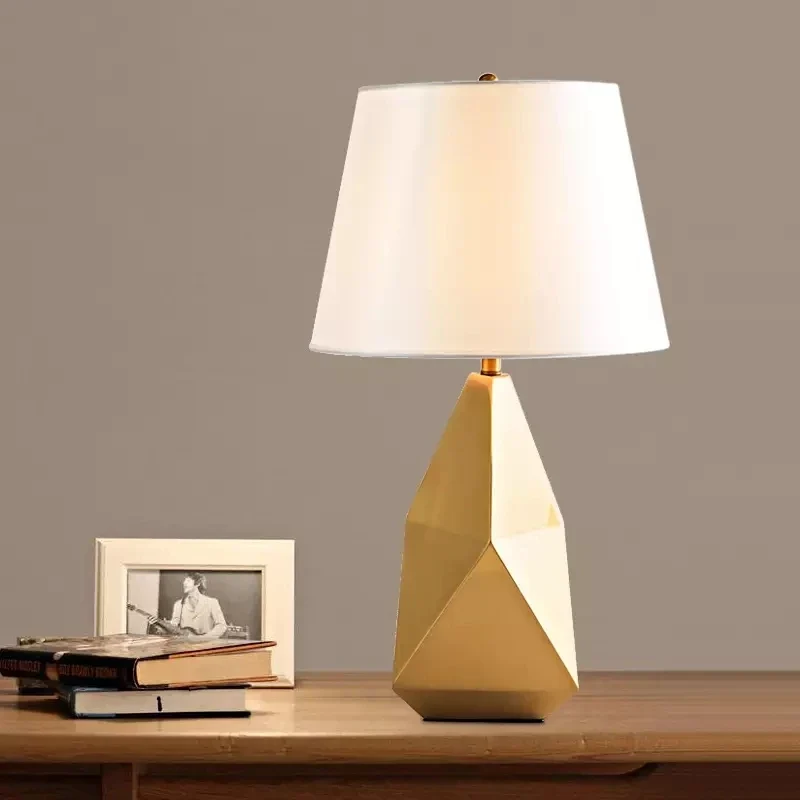 Nachttischlampe mit origineller Silhouette und sanfter Beleuchtung – Dorélis
