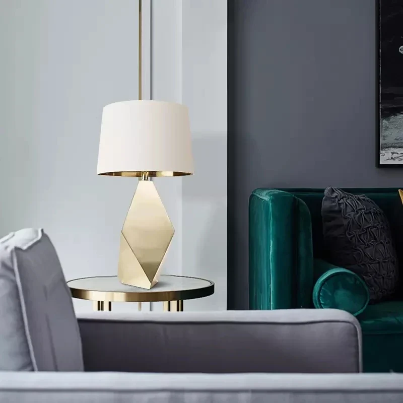 Nachttischlampe mit origineller Silhouette und sanfter Beleuchtung – Dorélis