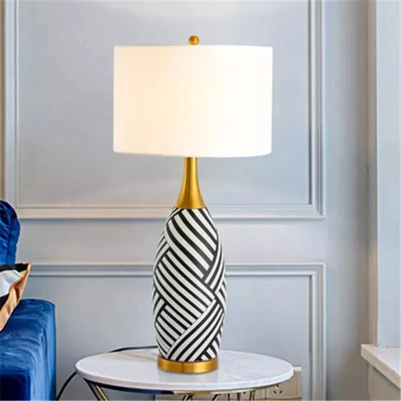 Schicke Tischlampe im modernen und wilden Stil – Zebra