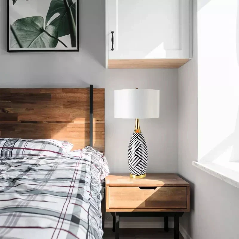 Schicke Tischlampe im modernen und wilden Stil – Zebra