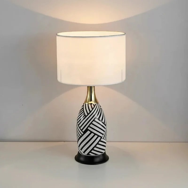 Schicke Tischlampe im modernen und wilden Stil – Zebra