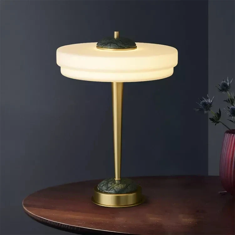 Touch-Tischlampe in Weiß & Gold mit postmoderner Eleganz – Zénith