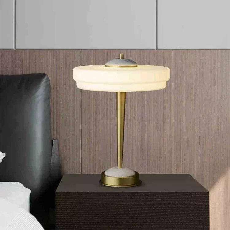 Touch-Tischlampe in Weiß & Gold mit postmoderner Eleganz – Zénith