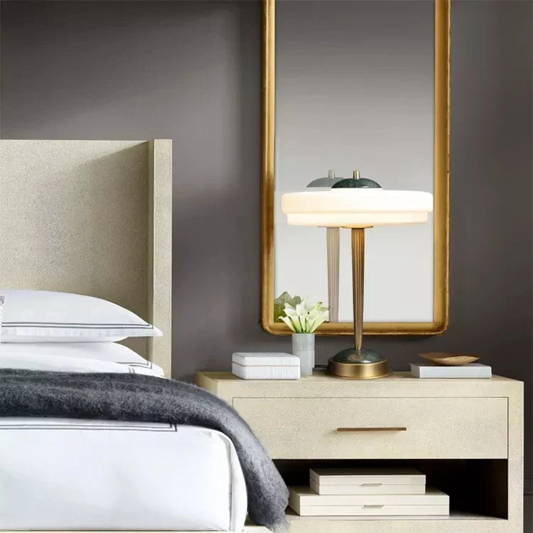 Touch-Tischlampe in Weiß & Gold mit postmoderner Eleganz – Zénith