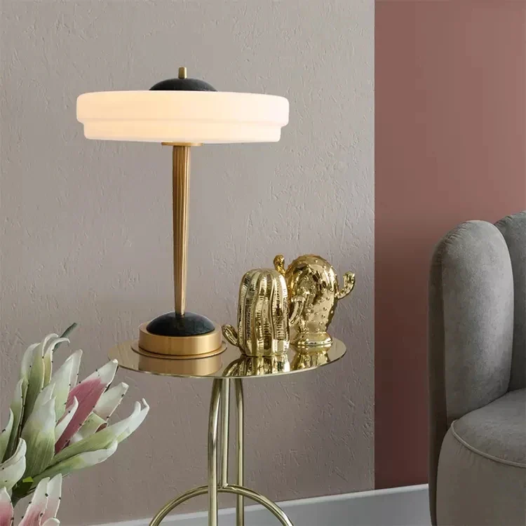 Touch-Tischlampe in Weiß & Gold mit postmoderner Eleganz – Zénith