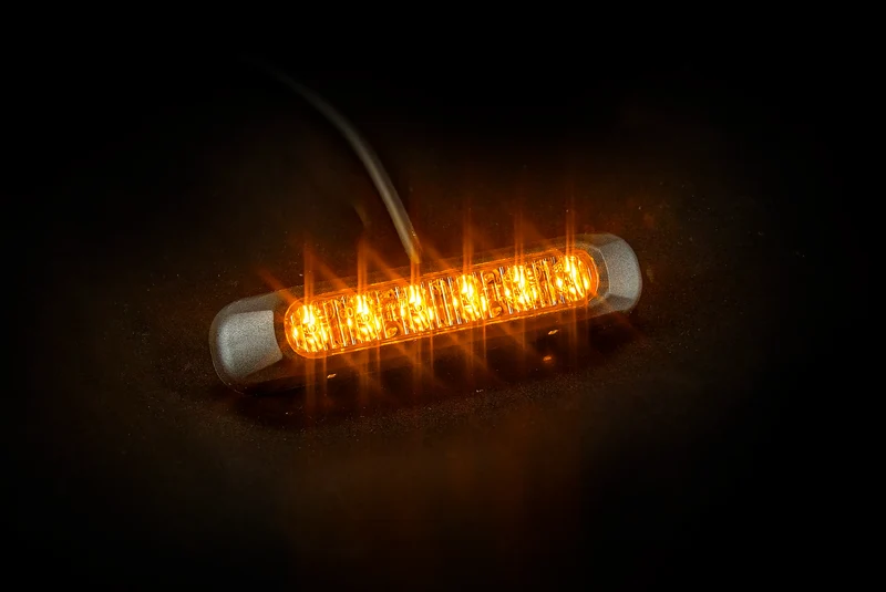 Fristom LED-Blitzlicht mit dunkel getönter Linse / Bernstein