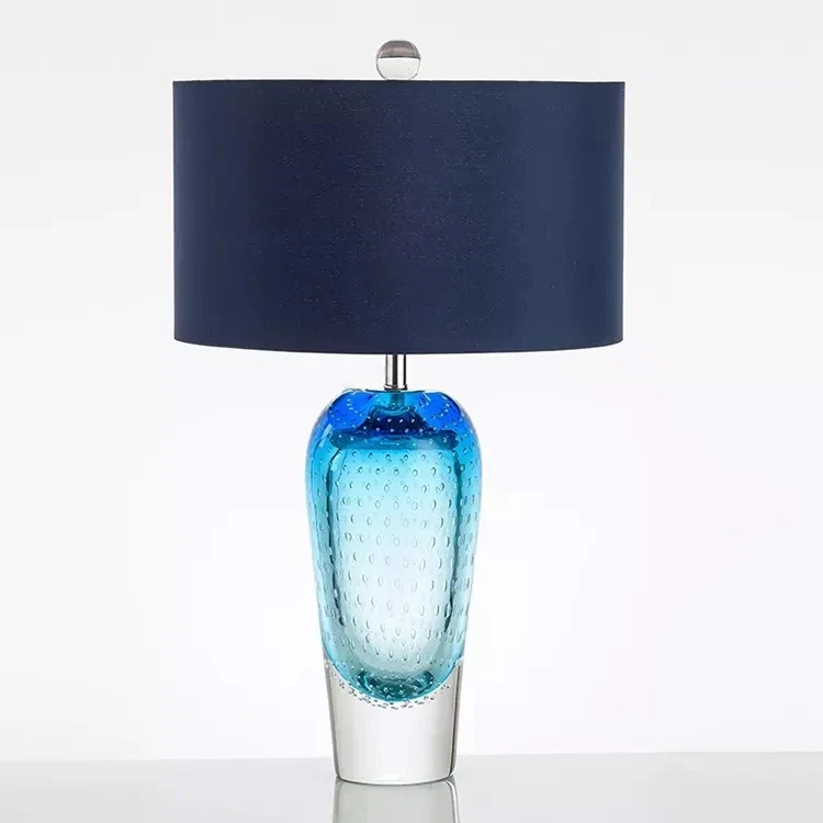 Farbige Lampe mit elegantem Design und gemütlicher Atmosphäre – Brezza