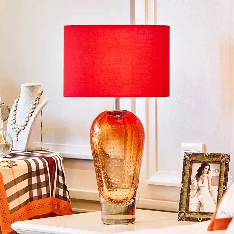 Farbige Lampe mit elegantem Design und gemütlicher Atmosphäre – Brezza