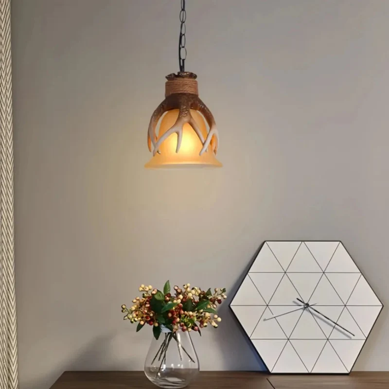 Kleine Pendelleuchte Geweih im Landhausstil für Esszimmer