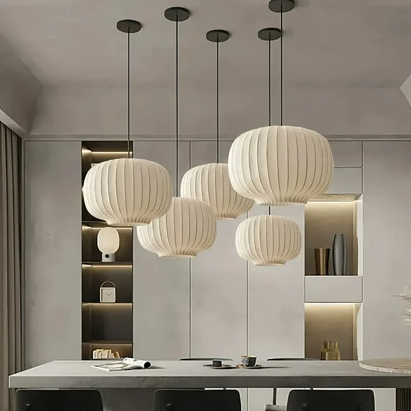 Japanische Stoff-Pendelleuchte für das Esszimmer in Weiß