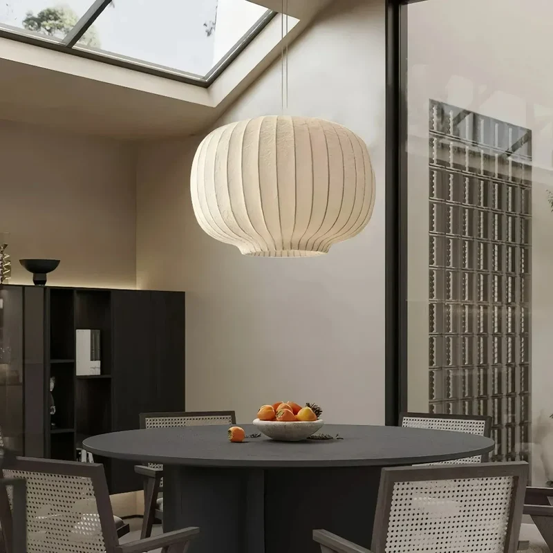 Japanische Stoff-Pendelleuchte für das Esszimmer in Weiß