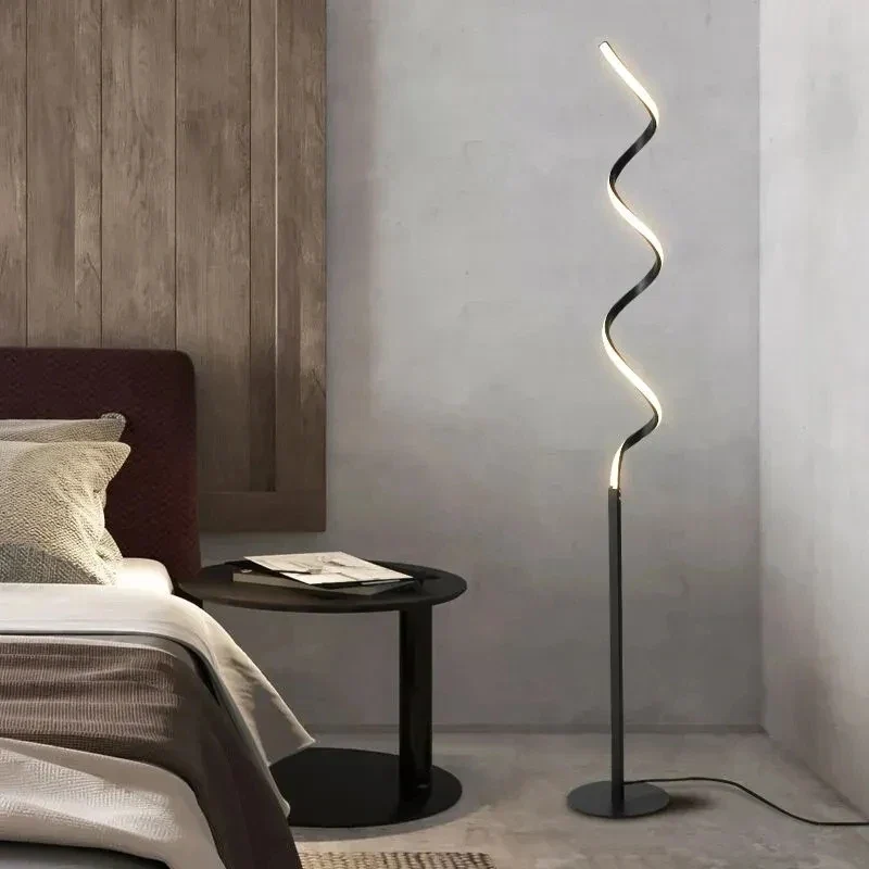 Elegante Retro-Stehlampe aus patiniertem Eisen – Bellatrix