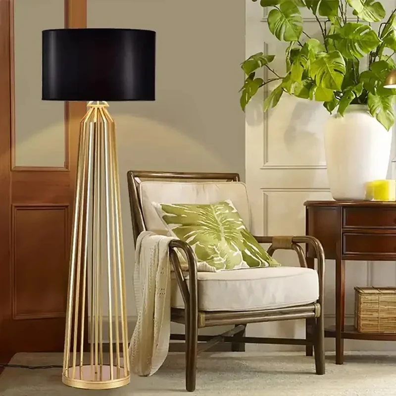 Dimmbare LED-Stehlampe mit personalisierbarer Lichtstimmung – Coralia
