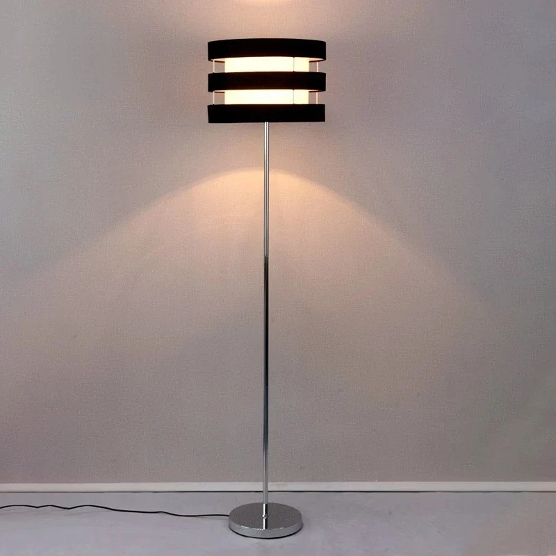 Moderne Stehlampe mit matter Oberfläche im zeitlosen Stil – Astoria
