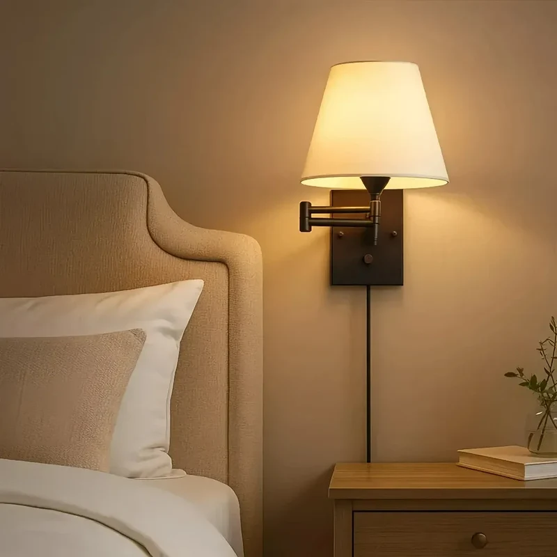 Moderne Wandleuchte fürs Schlafzimmer mit Stoffschirm und verstellbarem Arm, dimmbar