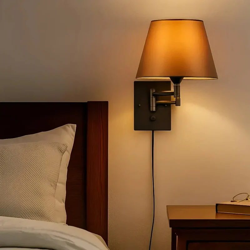 Moderne Wandleuchte fürs Schlafzimmer mit Stoffschirm und verstellbarem Arm, dimmbar