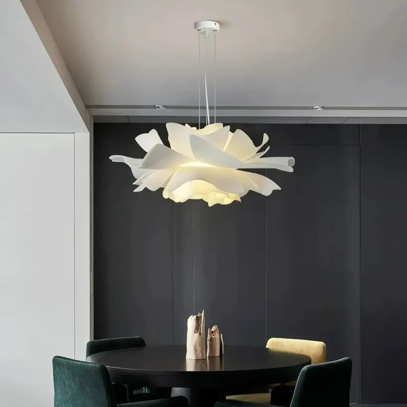 Weiße moderne Pendelleuchte in Blumenform für Esszimmer und Wohnzimmer