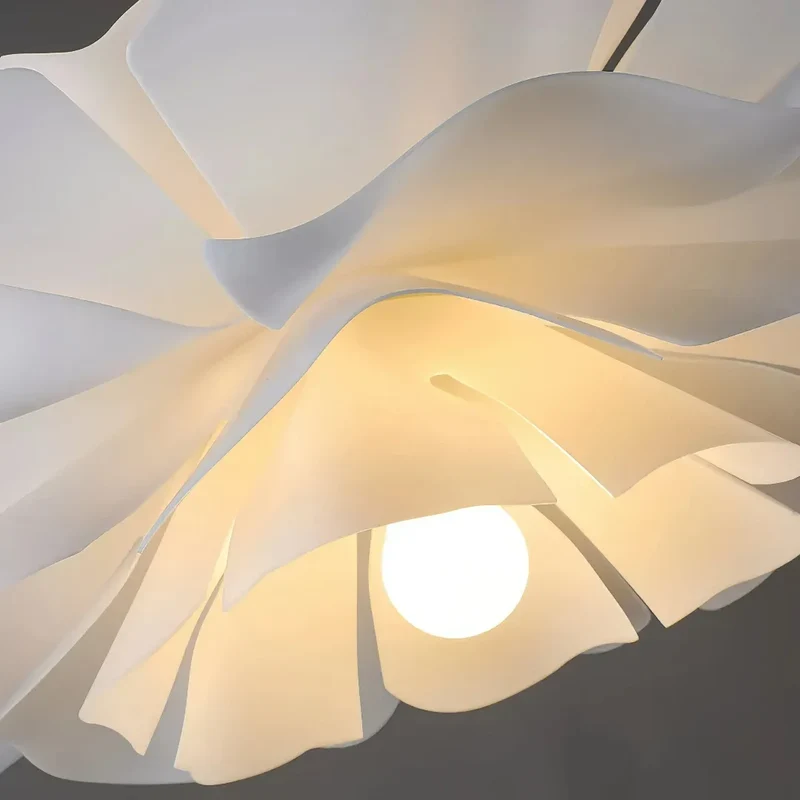 Weiße moderne Pendelleuchte in Blumenform für Esszimmer und Wohnzimmer