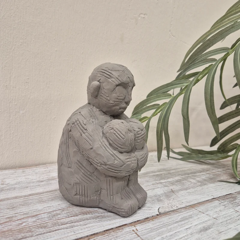 J-Line Skulptur Grau Steinoptik Sitzende-Figur Deko-Figur