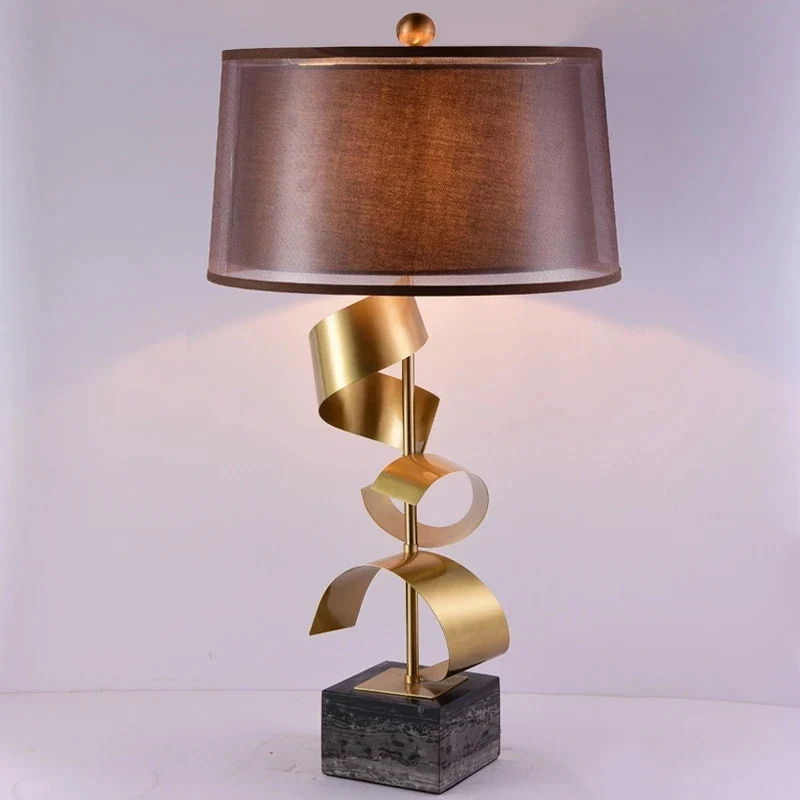 Elegante und minimalistische LED-Tischlampe im modernen Stil – Aéra