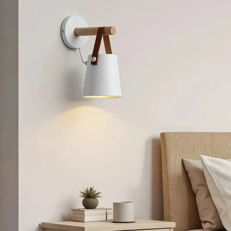 Wandleuchte Holz skandinavisch mit Metallschirm für Schlafzimmer