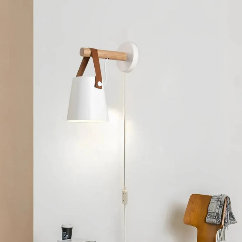 Wandleuchte Holz skandinavisch mit Metallschirm für Schlafzimmer