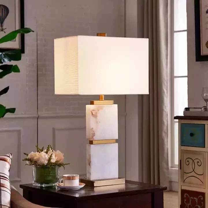 Zeitlose und schlichte Designtischlampe für gehobene Interieurs – Impérial